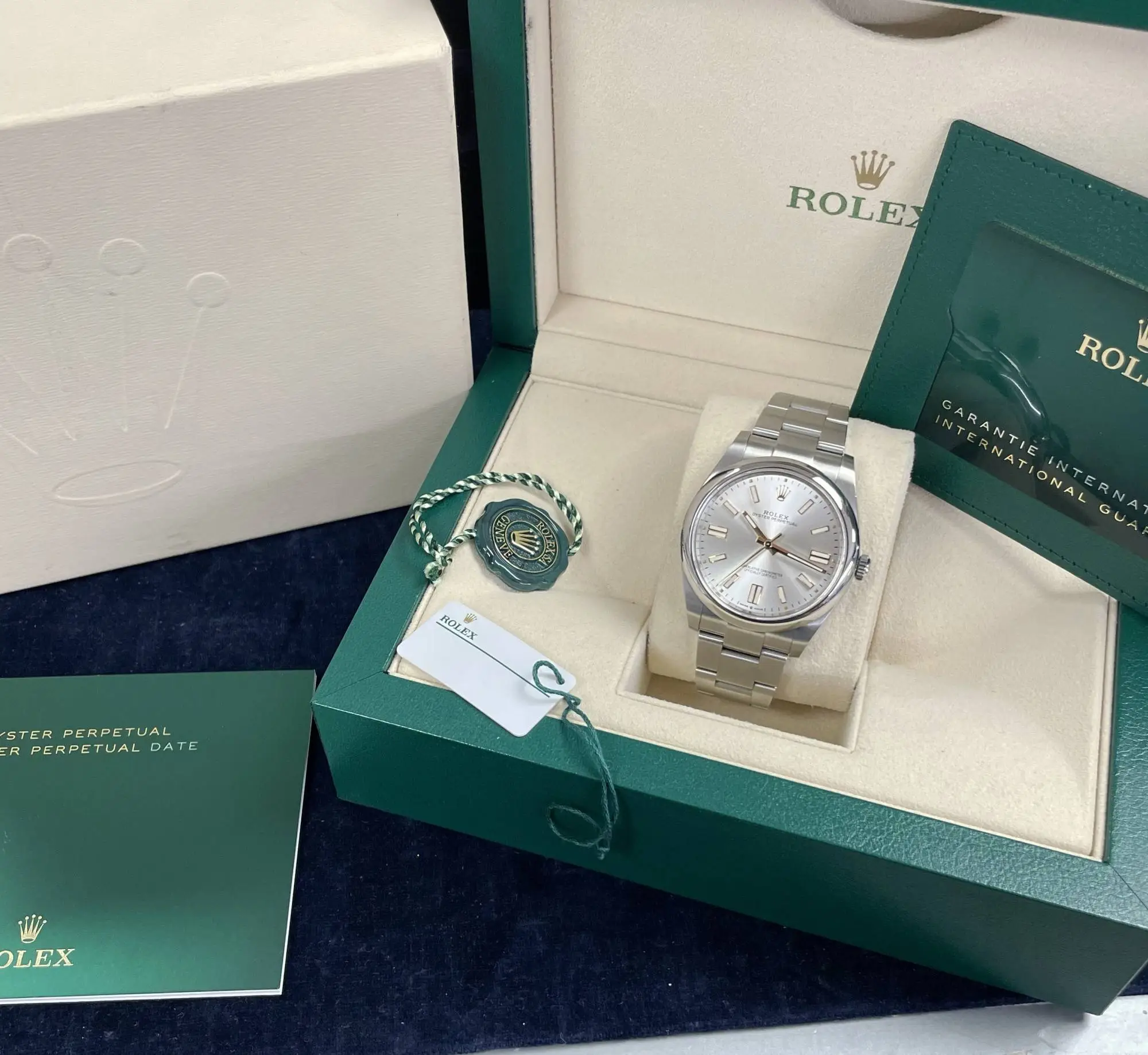 2dc73e3077b49a9c39ea1280ddffb646 OYSTER PERPETUAL 124300 Series(Champagne gold) - Image 3