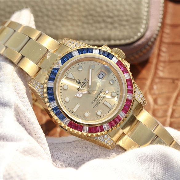 36fa30ae7c0a85e97890a3e632af25c6 SUBMARINER GOLDEN BLUE / RED DIAMOND GOLD DIAL 40MM - Image 10