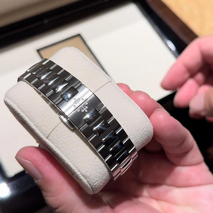 7f421ccf0c3f05cb53dbd584a7fc6f22 5990/1A-001 - Patek Philippe NAUTILUS - Image 10