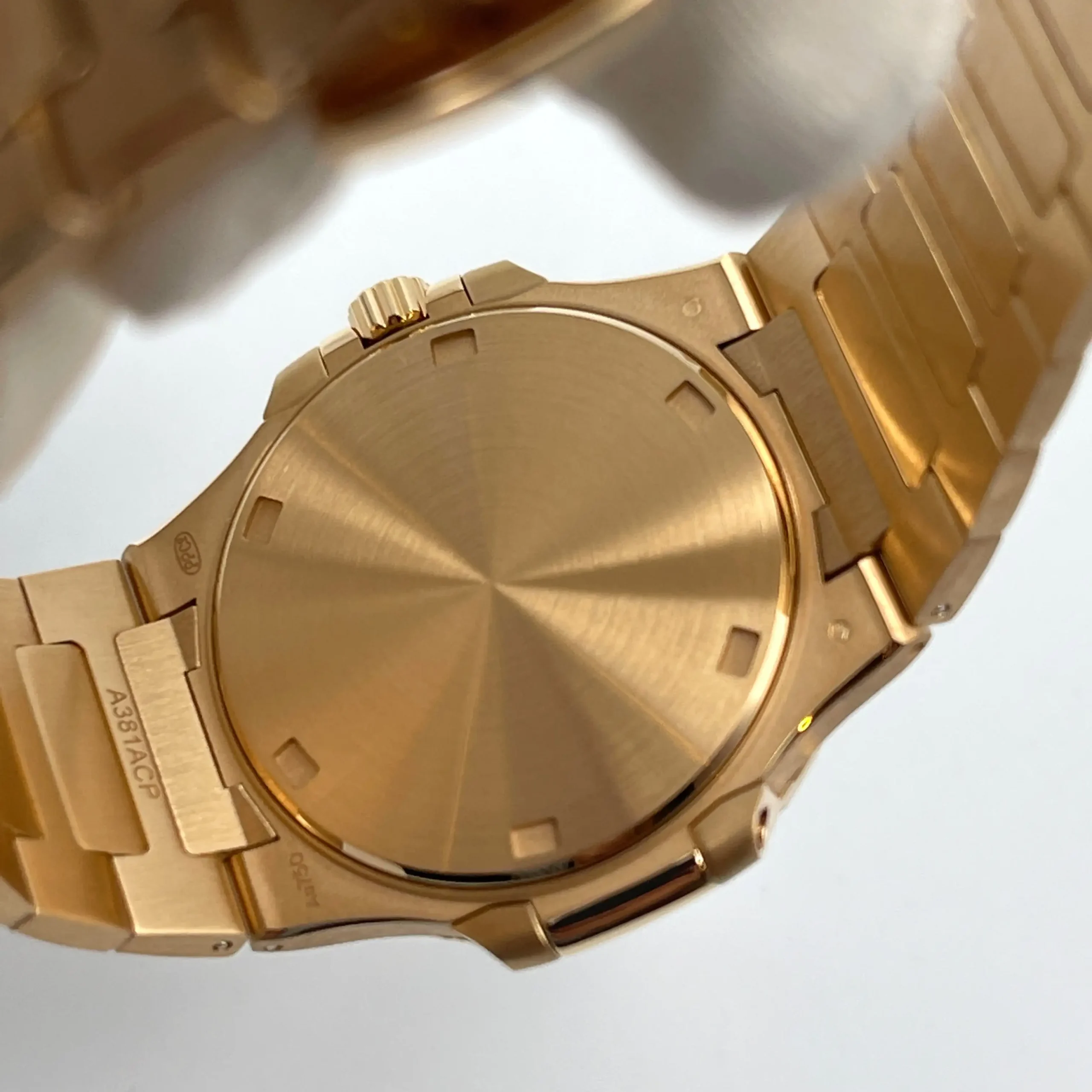 a3b494302d31936e9eb7d4777e46e6d8 7010/1R - Patek Philippe NAUTILUS - Image 5