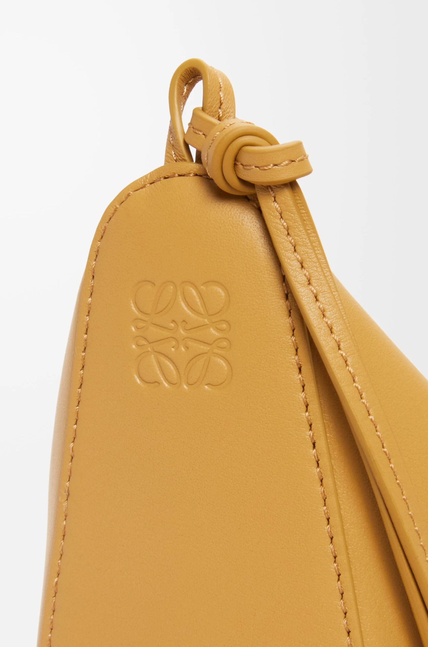 d0378d716187a48ed4b806b1bb8f5cc1 Mini Hammock hobo in classic calfskin - Image 3